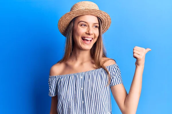 Menina Bonita Nova Usando Chapéu Verão Camiseta Listrada Apontando Polegar — Fotografia de Stock