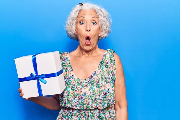 Senior Donna Dai Capelli Grigi Possesso Regalo Spaventato Stupito Con — Foto Stock