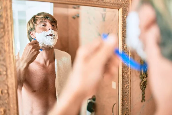 Bonito Homem Loiro Olhando Para Espelho Banheiro Economizando Usando Espuma — Fotografia de Stock