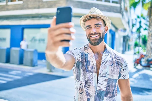 Ung Latinamerikansk Man Semester Ler Glad Gör Selfie Vid Smartphone — Stockfoto