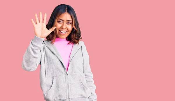 Jonge Mooie Gemengde Ras Vrouw Dragen Casual Sportieve Kleding Tonen — Stockfoto