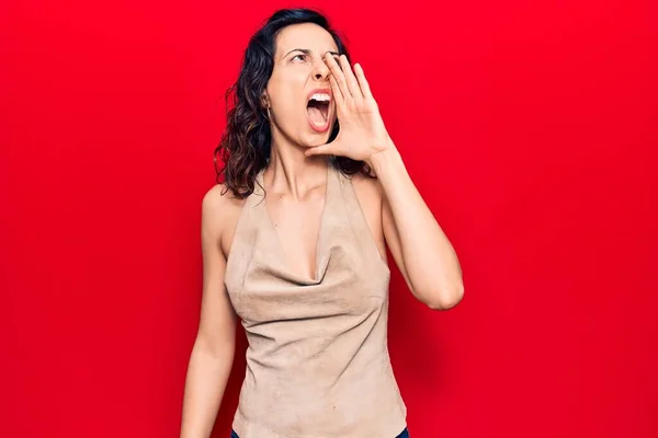 Young Beautiful Hispanic Woman Wearing Casual Clothes Shouting Screaming Loud — Stock Photo, Image