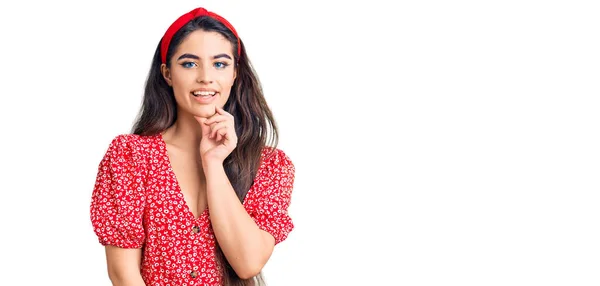 Brunette Tiener Meisje Dragen Zomer Jurk Kijken Zelfverzekerd Naar Camera — Stockfoto