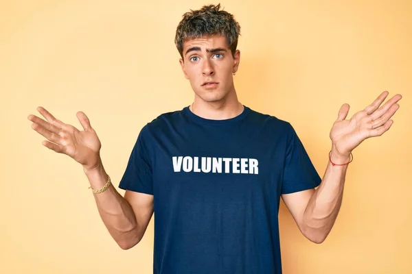 Gönüllü Tişört Giyen Genç Yakışıklı Bir Adam Bilgisiz Kolları Açık — Stok fotoğraf