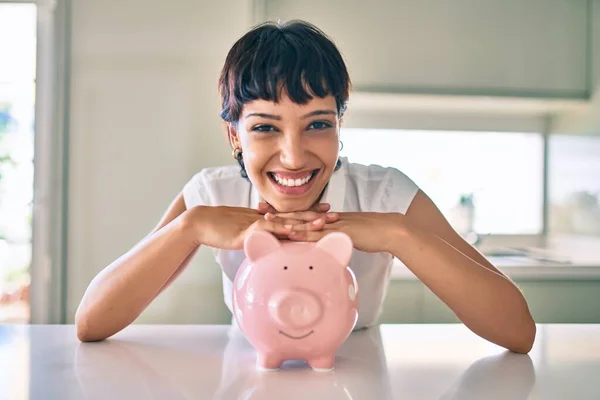 Jovem Morena Mulher Sorrindo Feliz Mostrando Orgulhoso Porquinho Banco Com — Fotografia de Stock