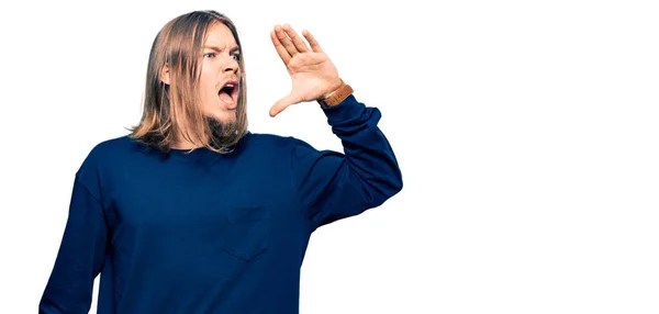 Schöner Kaukasischer Mann Mit Langen Haaren Lässigem Winterpullover Der Schreit — Stockfoto