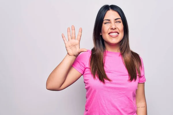 Junge Schöne Brünette Frau Lässigem Rosa Shirt Steht Über Weißem — Stockfoto