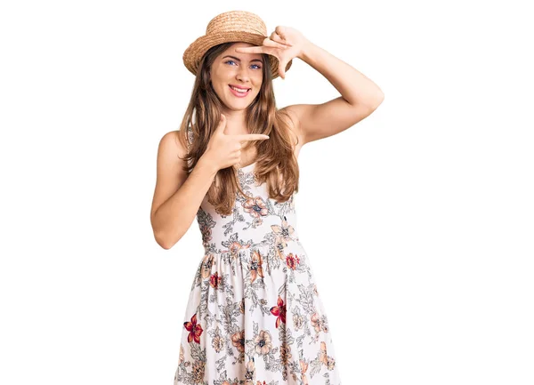 Schöne Kaukasische Junge Frau Mit Sommerhut Lächelnd Rahmen Mit Händen — Stockfoto