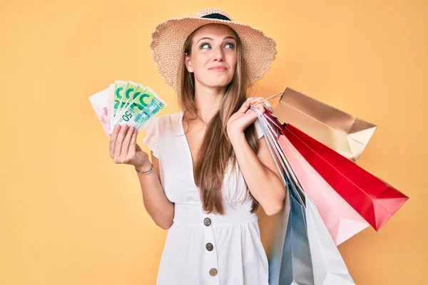 Jovem Loira Segurando Sacos Compras Shekels Israelitas Sorrindo Olhando Para — Fotografia de Stock