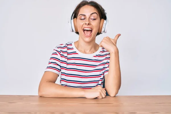 Jonge Spaanse Vrouw Met Behulp Van Een Koptelefoon Zitten Tafel — Stockfoto