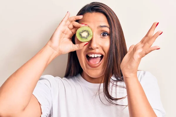 Mladá Krásná Brunetka Žena Drží Kiwi Slaví Úspěch Šťastným Úsměvem — Stock fotografie