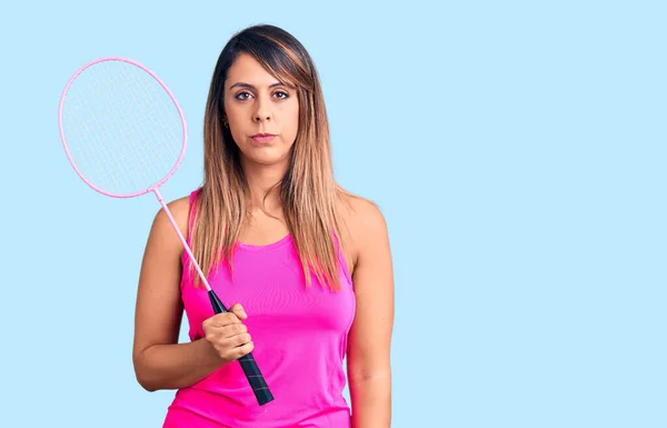 Jonge Mooie Vrouw Met Badminton Racket Denken Houding Nuchtere Uitdrukking — Stockfoto