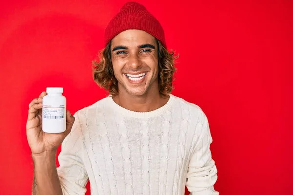 Joven Hombre Hispano Sosteniendo Píldoras Que Parecen Positivas Felices Pie — Foto de Stock