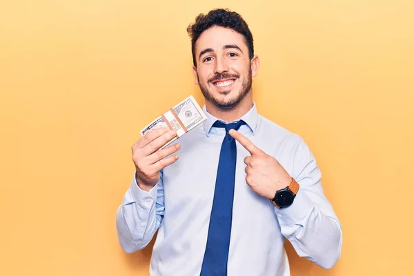 Joven Hombre Hispano Con Ropa Negocios Sosteniendo Dólares Sonriendo Feliz —  Fotos de Stock