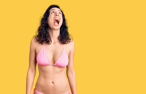 Joven Mujer Hispana Hermosa Vistiendo Bikini Enojado Loco Gritando Frustrado — Foto de Stock