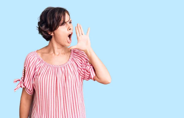 Bella Giovane Donna Con Capelli Corti Che Indossa Abiti Estivi — Foto Stock