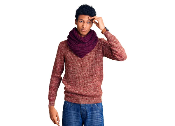 カジュアルな冬のセーターとスカーフを身に着けている若いアフリカ系アメリカ人の男性は 額に手で問題を心配し 強調し 危機への緊張と不安 — ストック写真