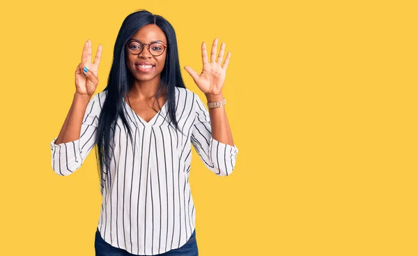 Jovem Afro Americana Vestindo Roupas Casuais Óculos Mostrando Apontando Para — Fotografia de Stock