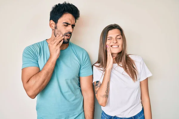 Bela Jovem Casal Namorado Namorada Juntos Tocando Boca Com Mão — Fotografia de Stock