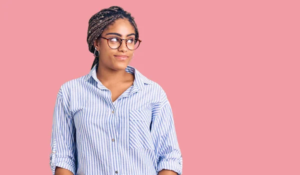 Junge Afrikanisch Amerikanische Frau Mit Zöpfen Lässiger Kleidung Und Brille — Stockfoto