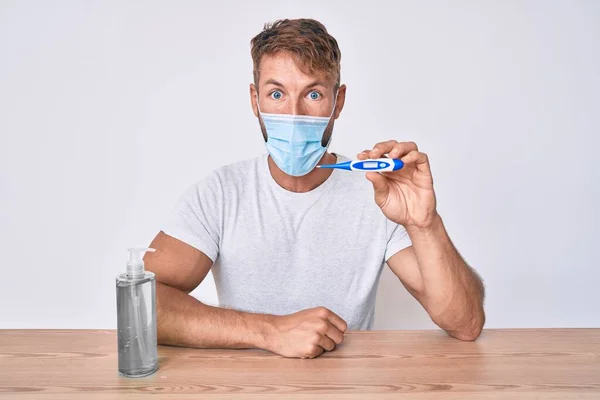 Jonge Blanke Man Met Medisch Masker Hand Ontsmetter Gel Thermometer — Stockfoto