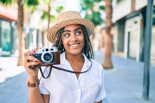 Mladá Africká Americká Žena Copánky Úsměvem Šťastný Fotografování Vintage Kamerou — Stock fotografie