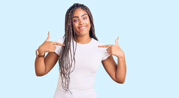 Młoda Afroamerykanka Warkoczami Luźnych Ubraniach Uśmiechem Twarzy Wskazując Się Palcami — Zdjęcie stockowe