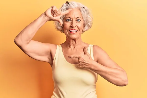 Senior Mujer Pelo Gris Con Ropa Casual Sonriendo Haciendo Marco —  Fotos de Stock