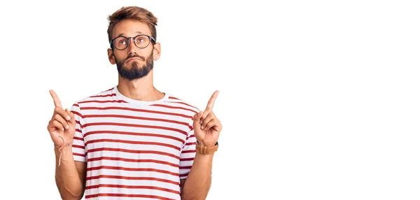 Hombre Guapo Rubio Con Barba Usando Ropa Casual Gafas Apuntando —  Fotos de Stock