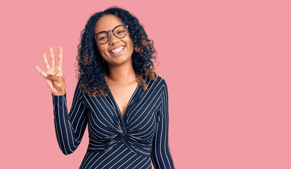 Fiatal Afro Amerikai Alkalmi Ruhát Szemüveget Visel Mutatva Mutogatva Negyedik — Stock Fotó