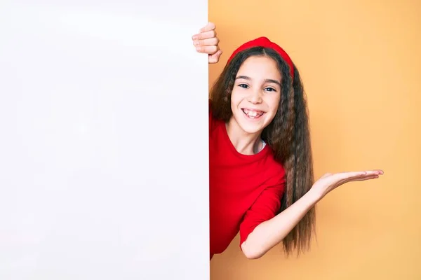 Niedliches Hispanisches Mädchen Mit Leerem Banner Das Den Sieg Mit — Stockfoto