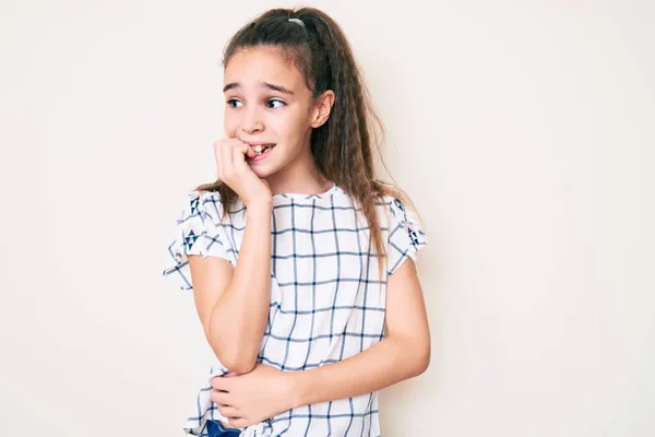 Mignon Hispanique Enfant Fille Portant Des Vêtements Décontractés Regardant Stressé — Photo