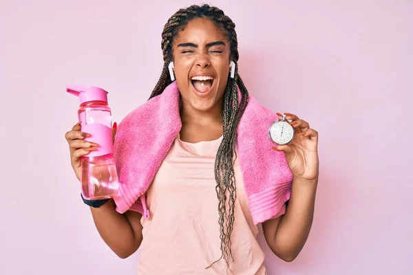 Jovem Afro Americana Esportiva Mulher Com Tranças Segurando Garrafa Água — Fotografia de Stock