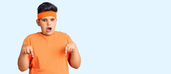 Niño Pequeño Con Ropa Deportiva Apuntando Hacia Abajo Con Los —  Fotos de Stock