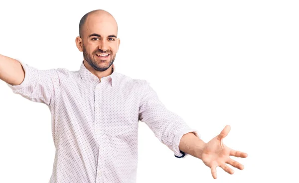 Homem Bonito Jovem Vestindo Camisa Elegante Olhando Para Câmera Sorrindo — Fotografia de Stock