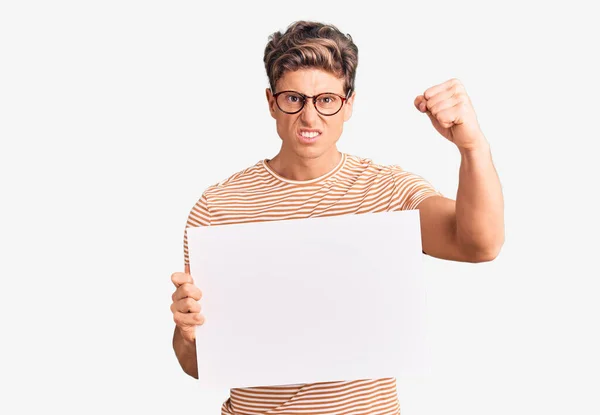 Jovem Homem Bonito Segurando Banner Vazio Vazio Irritado Frustrado Gritando — Fotografia de Stock