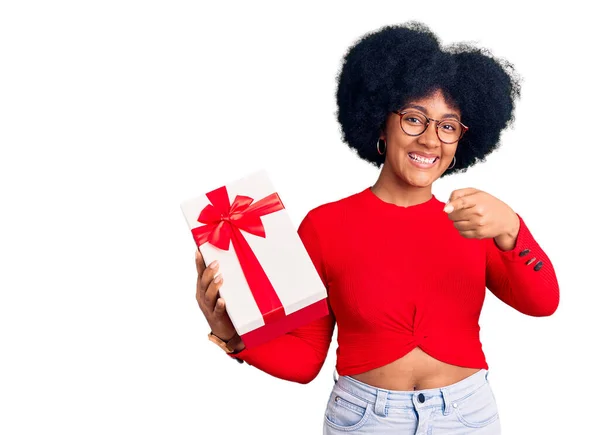 Joven Afroamericana Chica Sosteniendo Regalo Señalando Los Dedos Cámara Con — Foto de Stock