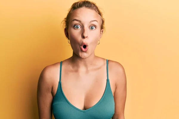 Beautiful Caucasian Woman Wearing Sleeveless Shirt Yellow Background Scared Amazed — Stock Photo, Image