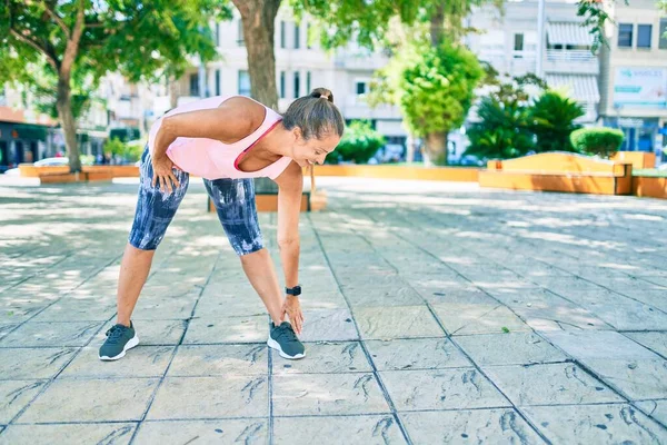 Middelbare Leeftijd Sportvrouw Glimlachend Gelukkige Training Het Park — Stockfoto