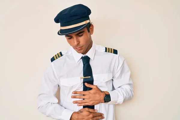 Mladý Hispánec Uniformě Pilota Letadla Rukou Břiše Protože Zažívací Potíže — Stock fotografie