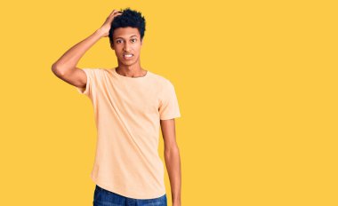 Gündelik giysiler giyen genç Afro-Amerikalı adam soru sorup kafasını karıştırıyor. Şüpheyle kararsız, kafa kafaya düşünerek. Düşünceli kavram. 