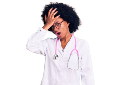 Doktor önlüğü ve steteskop giyen genç Afro-Amerikan kadın hata sonucu el ele verildiğinde şaşırdı. Hatayı unutmayın. Unuttum, kötü hafıza kavramı. 