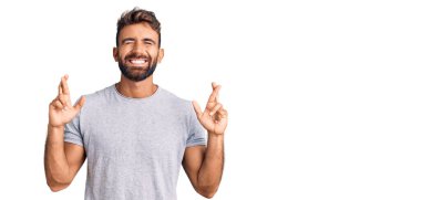 Günlük kıyafetler giyen genç İspanyol adam umut ve gözlerin kapalı gülümseyerek bana işaret etti. Şans ve batıl inançlar. 