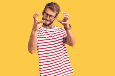 Sakallı, sıradan kıyafetler ve gözlüklü yakışıklı adam öfkeden kudurmuş, elleri boğazlamaya çalışıyor, deli gibi bağırıyor. 