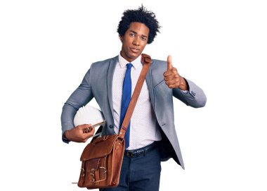 Yakışıklı, afro saçlı, mimar şapkalı, mutlu ve pozitifken gülümseyen afro-amerikalı adam. 