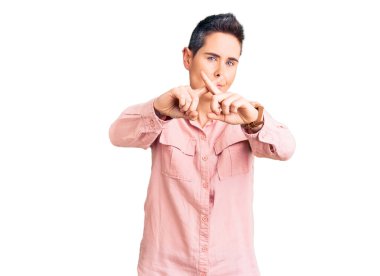 Kısa saçlı, günlük kıyafetler giyen, reddedilmiş genç bir kadın. Eksi işareti yaparak şans diliyor. 