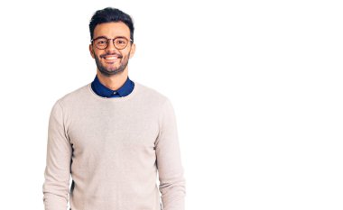 Zarif kıyafetler ve gözlük takan, mutlu ve havalı bir gülümsemesi olan yakışıklı İspanyol bir adam. şanslı kişi. 