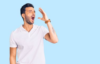 Gündelik kıyafetler giymiş genç, yakışıklı İspanyol adam el ele tutuşup bağırıyor ve bağırıyordu. iletişim konsepti. 