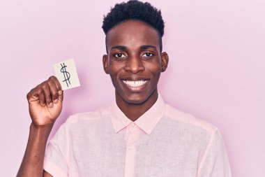 Elinde dolar sembolü olan genç Afro-Amerikan bir adam. Olumlu ve mutlu görünüyor. Kendine güvenen bir gülümsemeyle dişlerini gösteriyor. 