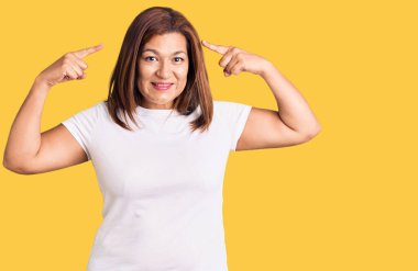 Orta yaşlı esmer kadın. 